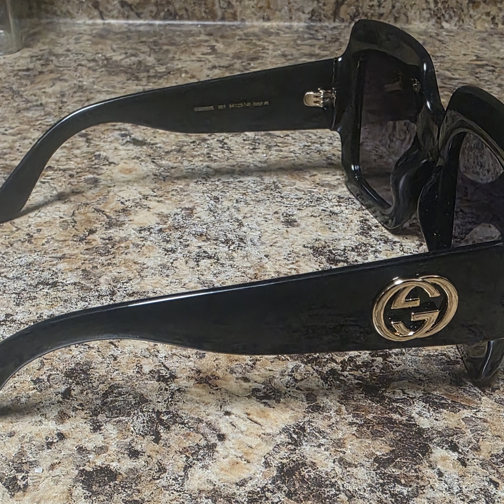 Chic Black Square Sunglasses - image 4